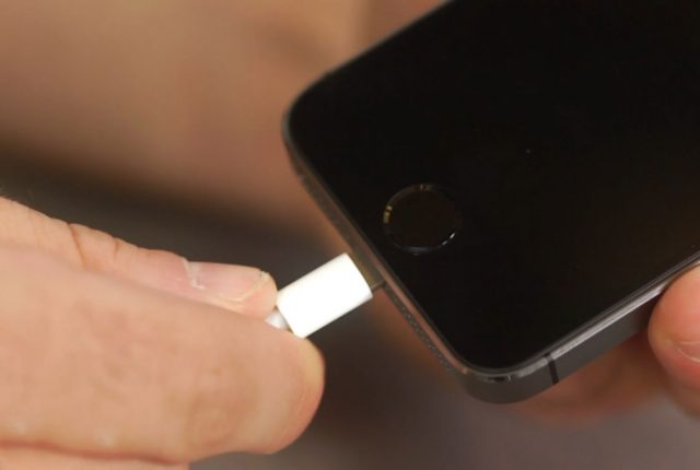 iPhone ชาร์จไม่เข้า