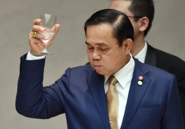 ชุดทำงาน นายกตู่