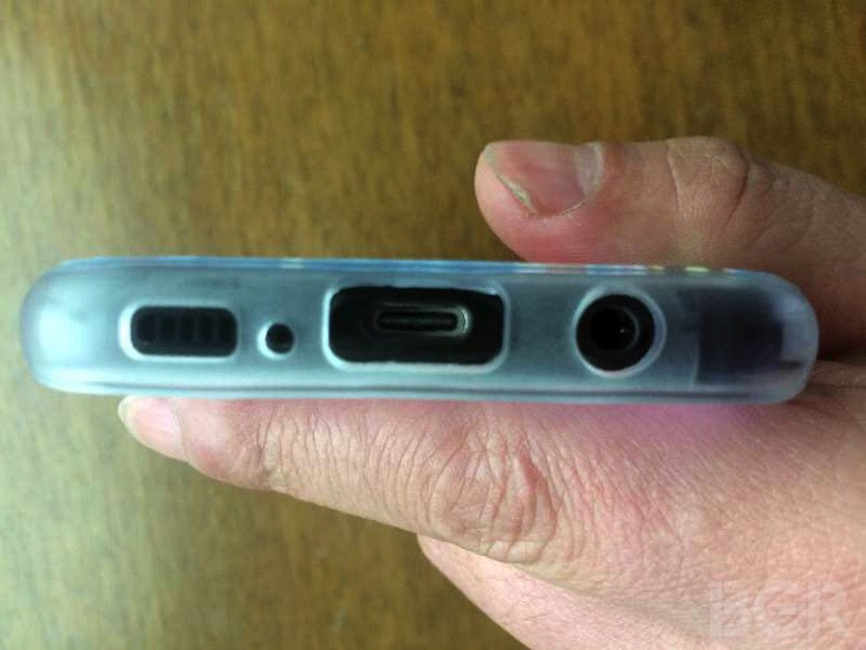 USB-C และยังมีแจ็คเสียบหูฟัง 3.5 มม.